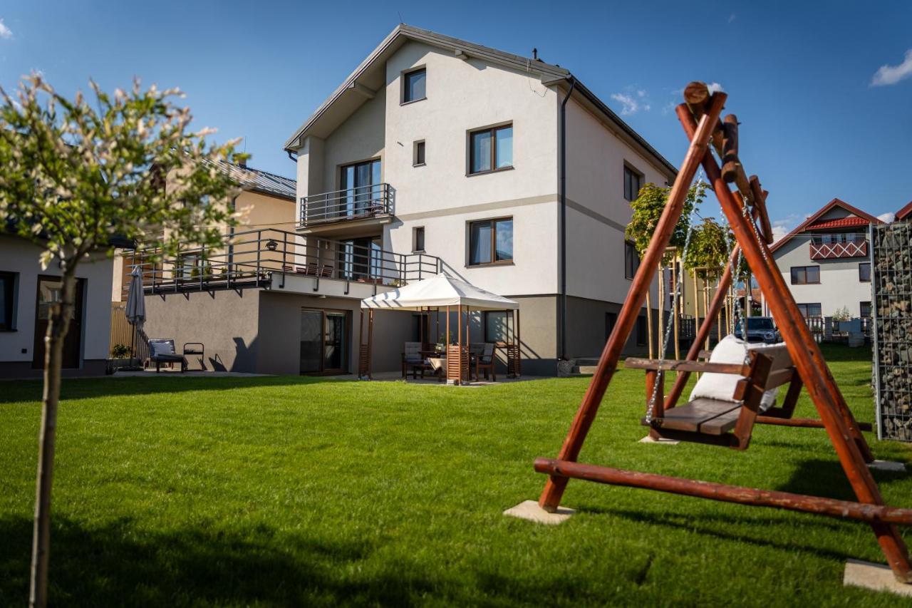 Stylish Apartment Under The Tatras สตราบา ภายนอก รูปภาพ